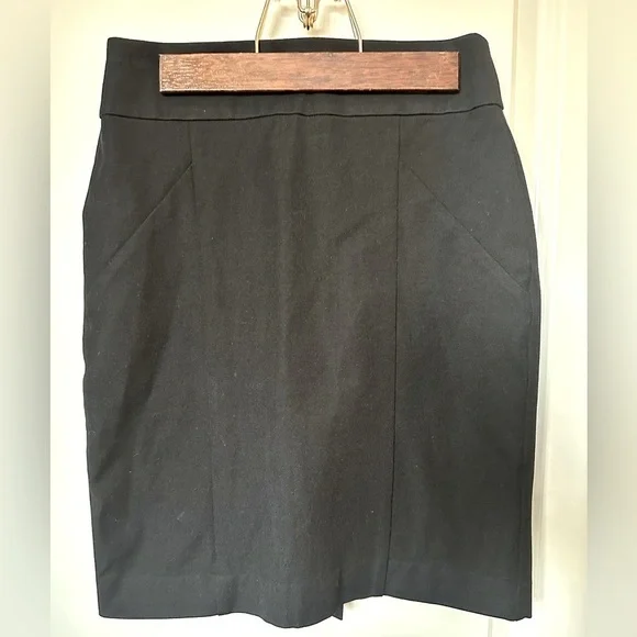 Banana republic little black skirt - Picture 1 of 3
